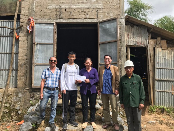 Thành cùng cán bộ địa phương trao tận tay số tiền quyên góp cho những gia đình khó khăn tại xã Phù Hóa, H.Quảng Trạch ẢNH: NVCC