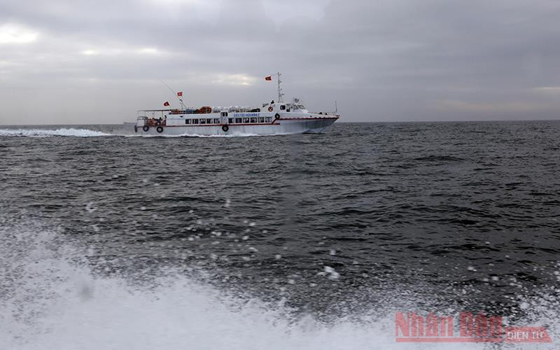 Tàu cao tốc đưa du khách từ cảng Sa Kỳ ra đảo Lý Sơn. Tàu cao tốc đưa du khách từ cảng Sa Kỳ ra đảo Lý Sơn.