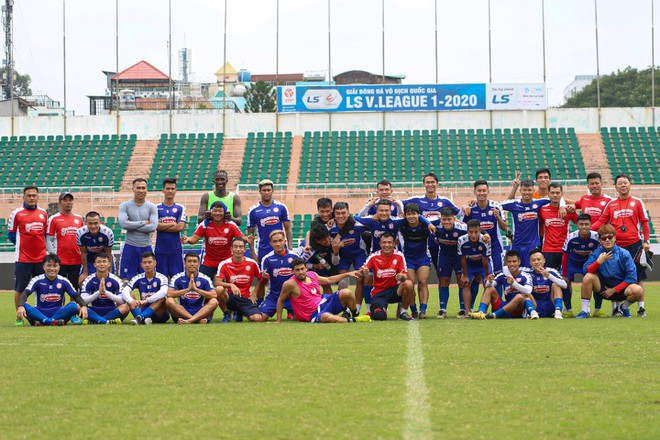 Các cầu thủ CLB TP.HCM chụp ảnh kỷ niệm cùng Công Phượng. Ảnh: CLB CUNG CẤP