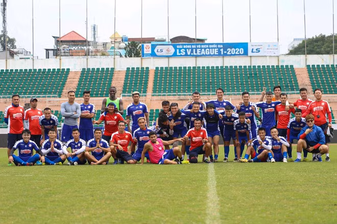 Các cầu thủ CLB TP.HCM chụp ảnh kỷ niệm cùng Công Phượng. Ảnh: CLB CUNG CẤP