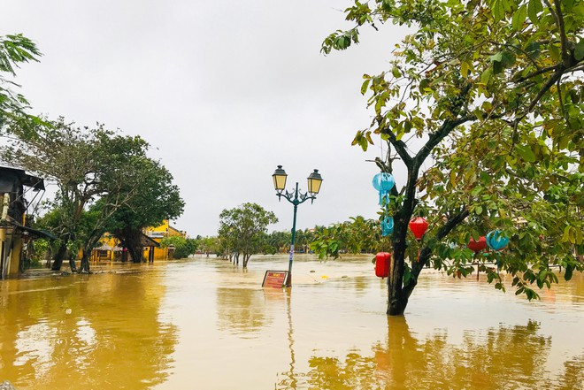 Tuyến đường Bạch Đằng ngập sâu trong nước lũ HUY ĐẠT