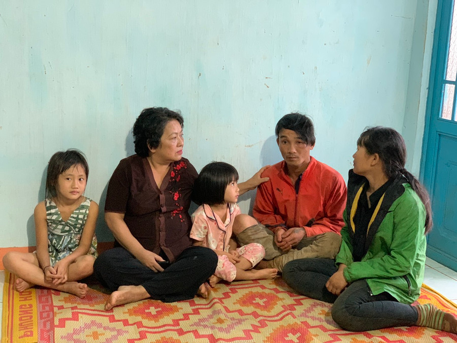 Bà Trần Thị Ánh Nguyệt (thứ 2 từ trái sang; thôn Đồng Tâm, xã Bàu Cạn, huyện Chư Prông) thăm hỏi gia đình chị Cao Thị Thúy. Ảnh: Hồng Thương