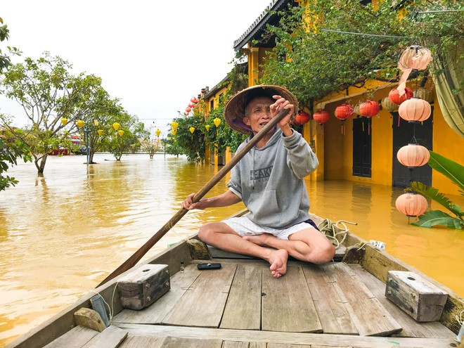 Người dân Hội An những ngày này sử dụng ghe thuyền để mưu sinh HUY ĐẠT