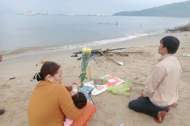 Người nhà đang tìm kiếm chị Hoài ở khu vực bãi Đất Đỏ - ẢNH BẠN ĐỌC CUNG CẤP Người nhà đang tìm kiếm chị Hoài ở khu vực bãi Đất Đỏ - ẢNH BẠN ĐỌC CUNG CẤP