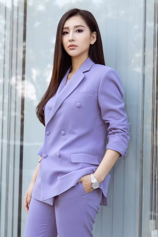 Cô tiết lộ bạn trai cũng không giục việc kết hôn. Cả hai đều là người thích tự do nên rất hợp với nhau. 