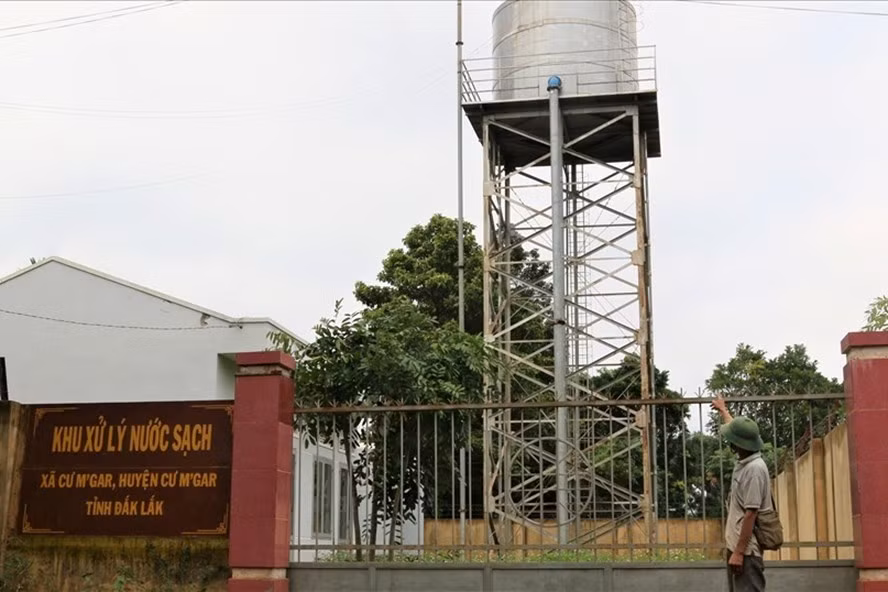 Công trình nước sạch hơn chục tỉ đồng ở xã Cư M’Gar (huyện Cư M’Gar, Đắk Lắk) bỏ hoang suốt một thời gian dài vẫn chưa đi vào hoạt động trở lại. Ảnh: Bảo Trung