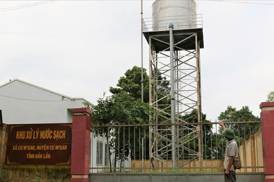 Công trình nước sạch hơn chục tỉ đồng ở xã Cư M’Gar (huyện Cư M’Gar, Đắk Lắk) bỏ hoang suốt một thời gian dài vẫn chưa đi vào hoạt động trở lại. Ảnh: Bảo Trung