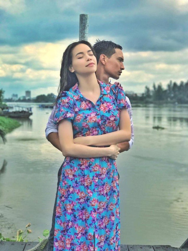 MV nói về tình yêu của một ngôi sao hát phòng trà và chàng sĩ quan quân đội. Cả hai đã thực hiện nhiều cảnh thân mật đến mức sau sản phẩm có nhiều tinh đồn tình cảm xuất hiện. MV nói về tình yêu của một ngôi sao hát phòng trà và chàng sĩ quan quân đội. Cả hai đã thực hiện nhiều cảnh thân mật đến mức sau sản phẩm có nhiều tinh đồn tình cảm xuất hiện.