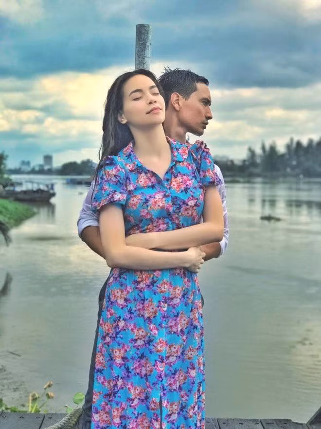 MV nói về tình yêu của một ngôi sao hát phòng trà và chàng sĩ quan quân đội. Cả hai đã thực hiện nhiều cảnh thân mật đến mức sau sản phẩm có nhiều tinh đồn tình cảm xuất hiện.