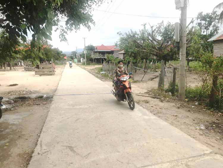 Đường giao thông nông thôn trên địa bàn xã Yang Nam đã được bê tông hóa, khang trang, sạch đẹp. Ảnh: R'Ô Hok