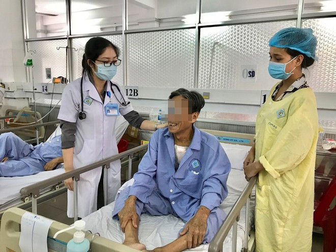 Bệnh nhân đang dần hổi phục có thể nở nụ cười, sau ca mổ phức tạp nhất từ trước tới nay khi phải xử lý cùng lúc 3 van tim và 3 cầu nối mạch vành ẢNH: ĐÌNH TUYỂN Bệnh nhân đang dần hổi phục có thể nở nụ cười, sau ca mổ phức tạp nhất từ trước tới nay khi phải xử lý cùng lúc 3 van tim và 3 cầu nối mạch vành ẢNH: ĐÌNH TUYỂN