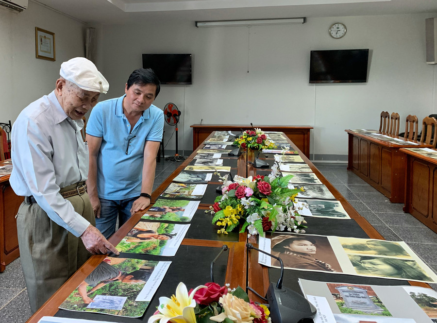 Ông Ngô Thành (bìa trái)-nguyên Phó Bí thư Tỉnh ủy và ThS. Nguyễn Quang Tuệ sắp xếp nội dung hình ảnh trước ngày triển lãm. Ảnh: Hoàng Ngọc