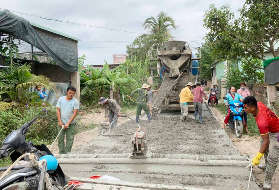Người dân xã Ia Peng (huyện Phú Thiện) hiến đất, đóng góp ngày công làm đường giao thông nông thôn. Ảnh: Nguyên Hương