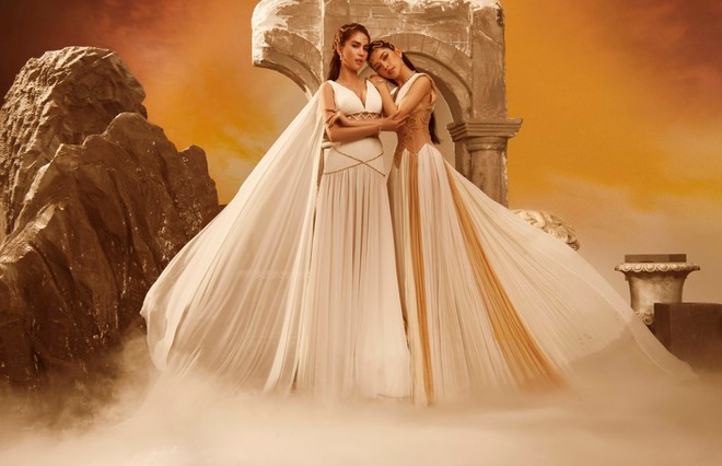 Với hai sắc màu chủ đạo trong thần thoại Hy Lạp là trắng ngọc trai và vàng đồng, bộ đôi khoe trọn nét quý phái xen lẫn quyền lực của các nữ thần. Ngoài ra, việc kết hợp với những khoảng hở táo bạo trong các bộ váy càng làm Chi Pu và Ngọc Trinh thêm phần lôi cuốn ẢNH: MILOR TRẦN