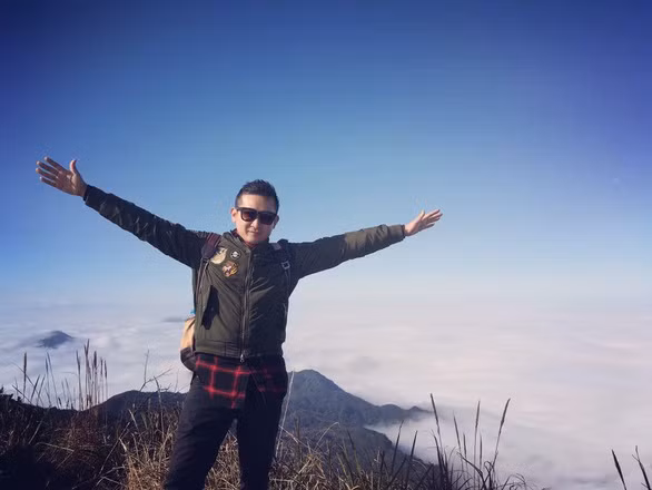 Quang Quick choáng ngợp trước khung cảnh trên đỉnh Chiêu Lầu Thi - Ảnh do nhân vật cung cấp