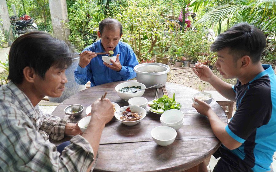 Ăn uống để nạp năng lượng, tránh để bụng đói dẫn đến tay chân bủn rủn khi leo cao