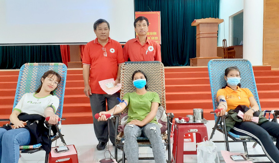 Chư Sê: Sôi nổi phong trào hiến máu tình nguyện ảnh 1 Người dân huyện Chư Sê tham gia hiến máu tình nguyện. Ảnh: Hồng Ngọc