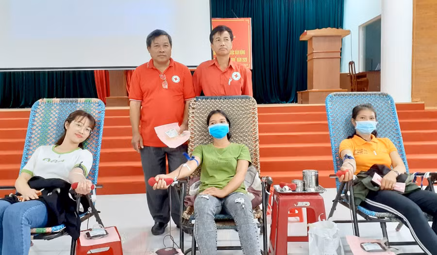 Người dân huyện Chư Sê tham gia hiến máu tình nguyện. Ảnh: Hồng Ngọc