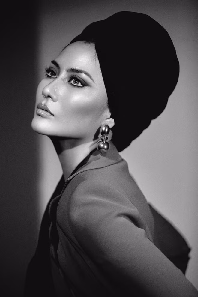 Hai kiểu make-up này là đặc trưng ở thời điểm thập niên 1950, 1960 nhằm tái hiện lại hình ảnh nữ minh tinh điện ảnh vang bóng một thời. Ở giai đoạn này, nét đẹp của người phụ nữ được tôn vinh qua hàng lông mày sắc sảo được kẻ chì một cách hoàn hảo ẢNH: HOÀNG PHÚC