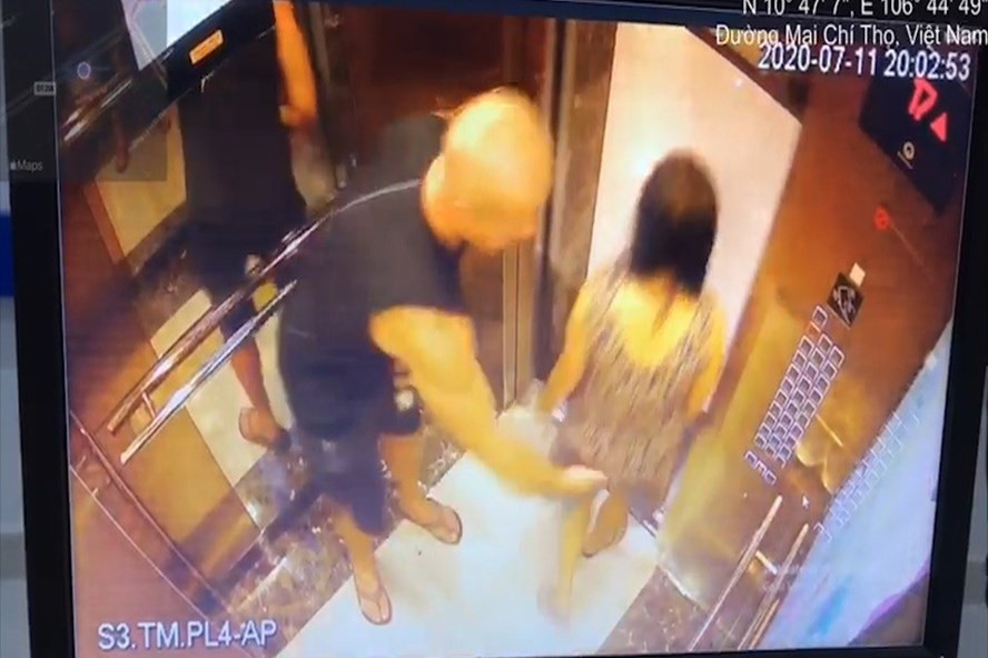 Người đàn ông ngoại quốc vỗ mông phụ nữ trong thang máy, và với mức phạt 200 ngàn.