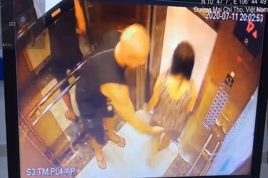 Người đàn ông ngoại quốc vỗ mông phụ nữ trong thang máy, và với mức phạt 200 ngàn.