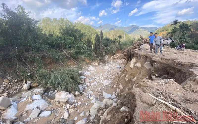 Anh Đinh Văn Trúc và Đinh Văn Liêu đứng bên cạnh suối Nước Nỏ. Thời điểm bão xảy ra, nước lũ và sạt lở núi dâng cao cuồn cuộn Trúc và Liêu dẫn bà con chạy thoát nạn. 