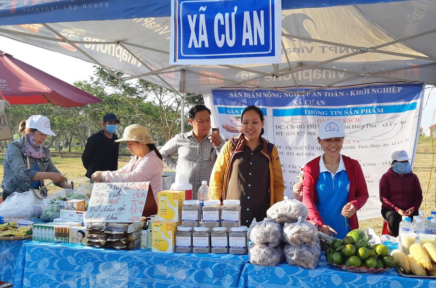 Phụ nữ xã Cư An tham gia Hội chợ nông sản do Hội Liên hiệp Phụ nữ huyện tổ chức. Ảnh: Lan Anh Chị em phụ nữ Cư An tham gia hội chợ nông sản do Hội Liên hiệp Phụ nữ huyện tổ chức. Ảnh: Lan Anh