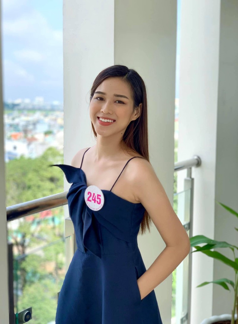 Đỗ Thị Hà được nhiều người nhận xét có vẻ đẹp trong trẻo, nụ cười duyên dáng cùng ngoại hình nổi bật. Đỗ Hà có thành tích học tập tốt và hiện đang là sinh viên năm hai ngành Luật Kinh doanh của trường Đại học Kinh tế Quốc dân. Ảnh: NV