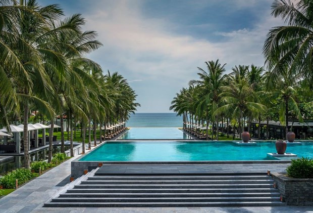 Các bể bơi chính liền kề với sắc xanh ngọc ngà như nối dài ra biển xa. (Ảnh: Fanpage Four Seasons Resort The Nam Hai, Hoi An, Vietnam) Các bể bơi chính liền kề với sắc xanh ngọc ngà như nối dài ra biển xa. (Ảnh: Fanpage Four Seasons Resort The Nam Hai, Hoi An, Vietnam)