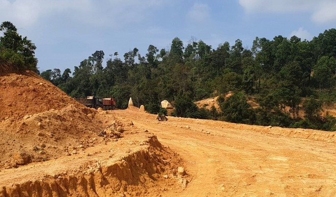 Thời điểm cơ quan chức năng kiểm tra tại TK473, ngoài những phương tiện vi phạm tại hiện trường, còn có 2 xe ben 