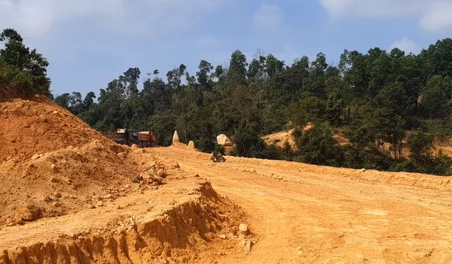 Thời điểm cơ quan chức năng kiểm tra tại TK473, ngoài những phương tiện vi phạm tại hiện trường, còn có 2 xe ben 