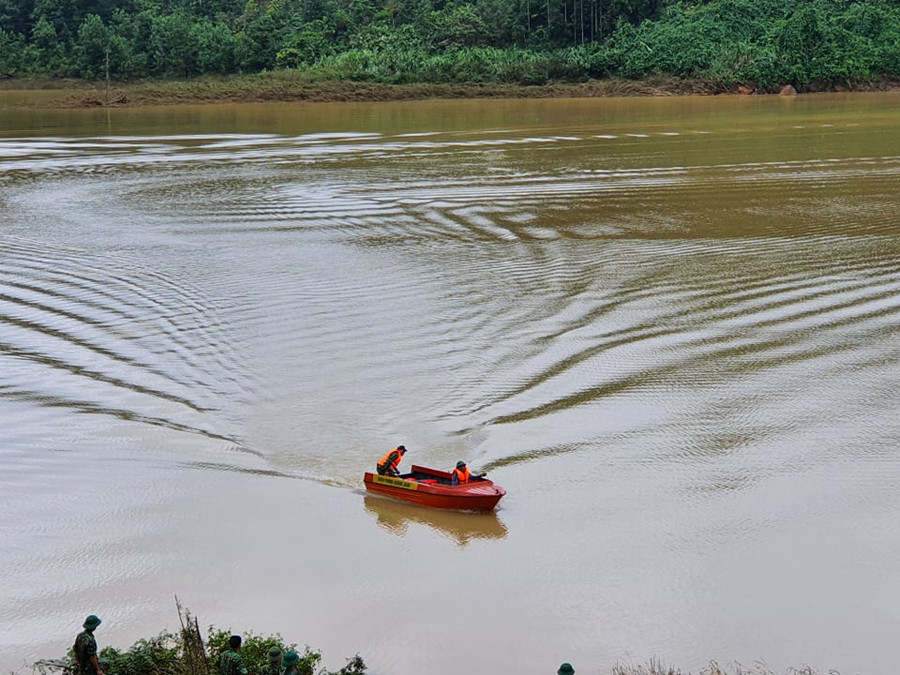 Lực lượng chức năng tìm kiếm thi thể trên sông từ dấu vết chim quạ.