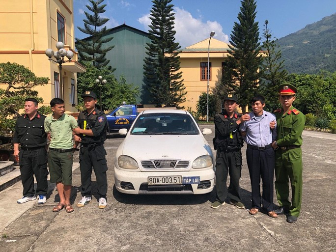 Hờ A Dà và Phạm Minh Châu bị bắt cùng chiếc ôtô BKS 80A màu trắng  Hờ A Dà và Phạm Minh Châu bị bắt cùng chiếc ôtô BKS 80A màu trắng