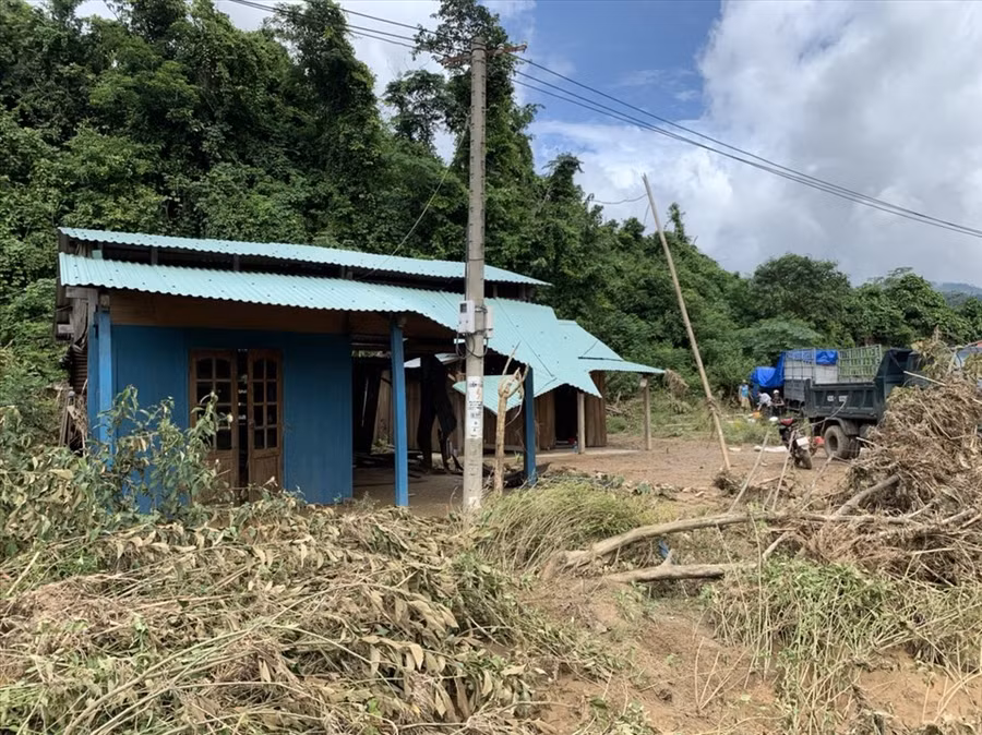  Nhiều tài sản của người dân ở huyện Nam Giang bị trôi sạt tài sản, hư hỏng nặng. Ảnh: V.Ng