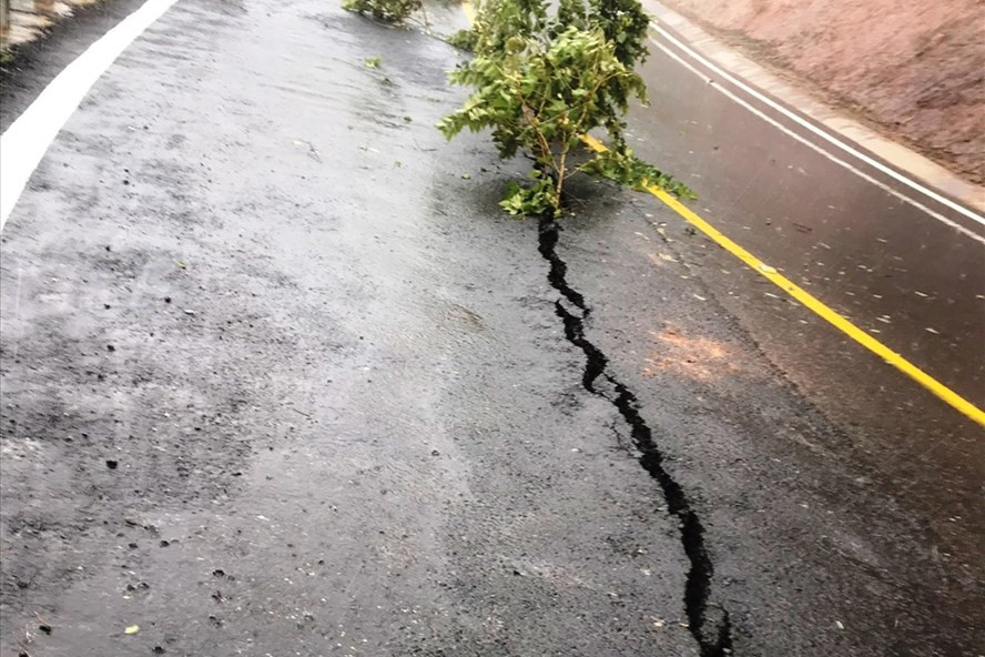 Mưa lũ chẻ đôi đường Quốc lộ 24 lên Măng Đen trên địa bàn Kon Tum. Ảnh: THANH TUẤN Mưa lũ chẻ đôi đường Quốc lộ 24 lên Măng Đen trên địa bàn Kon Tum. Ảnh: THANH TUẤN