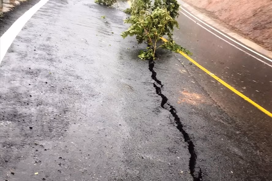 Mưa lũ chẻ đôi đường Quốc lộ 24 lên Măng Đen trên địa bàn Kon Tum. Ảnh: THANH TUẤN