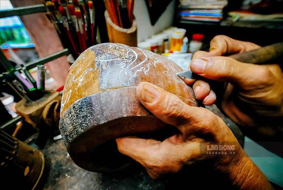 Dụng cụ khắc là một con dao nhỏ, được ông Điểm sáng chế riêng để điêu khắc. Sau khi phác họa xong phần hình ảnh, ông tiến hành khắc từng đường nét. Điểm khó ở đây là người khắc phải đi lưỡi dao thật nhẹ nhàng để không làm vỏ dừa bị sụp.