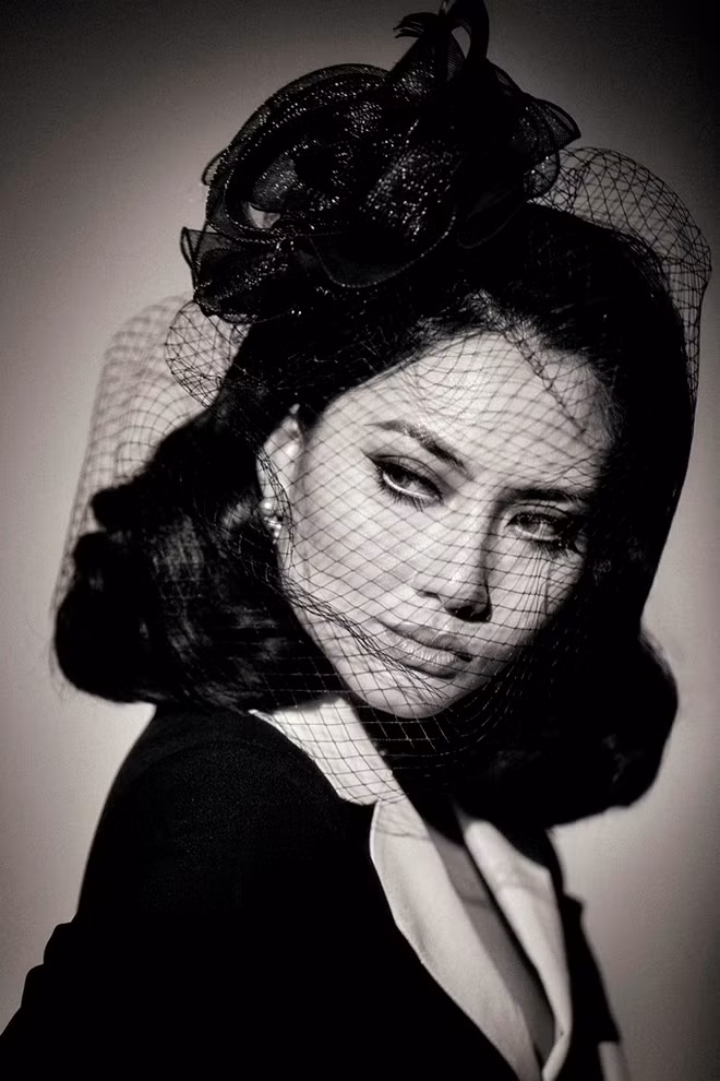 Dường như mọi ngôn ngữ cơ thể đều tập trung vào đôi mắt hút hồn và đôi môi gợi cảm - những nét đẹp biểu tượng của nữ minh tinh Ý Sophia Loren ẢNH: HOÀNG PHÚC