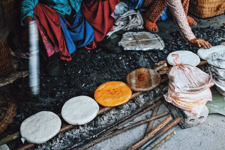 Bánh tam giác mạch là đặc sản của người dân ở cao nguyên đá Hà Giang. Ảnh: Lê Thuý