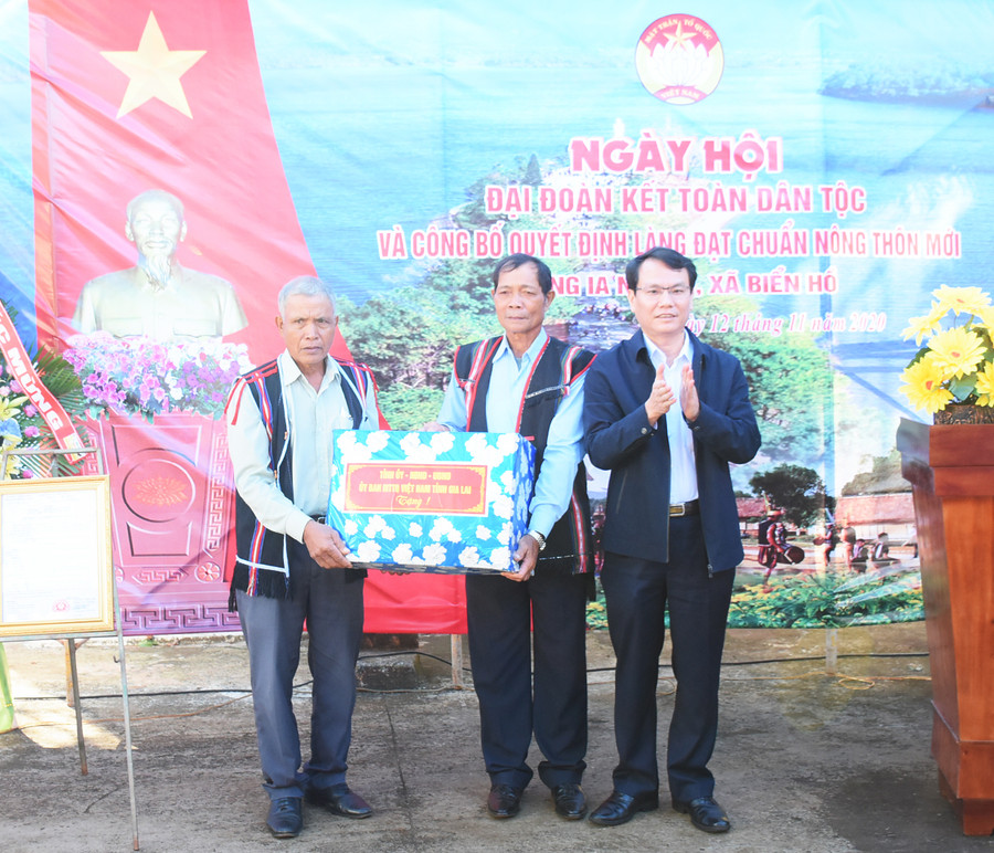  Đồng chí Trịnh Duy Thuân-Ủy viên Ban Thường vụ Tỉnh ủy, Bí thư Thành ủy Pleiku tặng quà cho cán bộ và nhân dân làng Ia Nueng (xã Biển Hồ, TP. Pleiku). Ảnh: Anh Huy