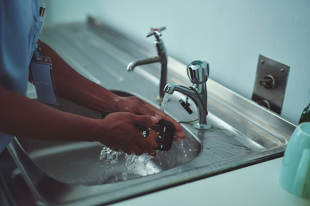 Điện thoại kháng khuẩn hoàn toàn không thấm nước và không ngấm xà phòng, thuốc tẩy và chất tẩy rửa.