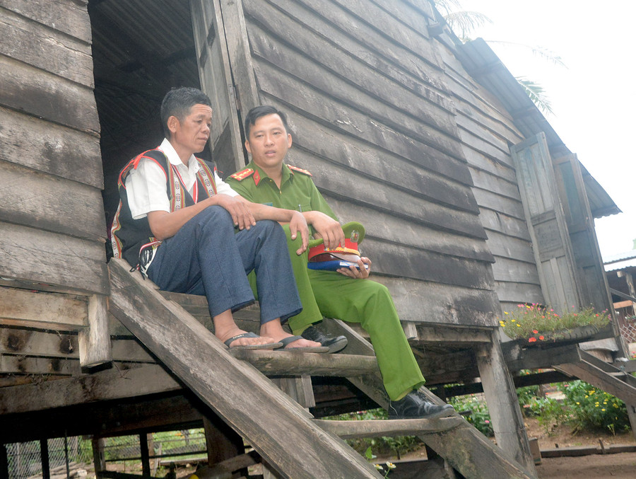 Đại úy Trịnh Ngọc Thạch-Trưởng Công an xã Ia Mơr (huyện Chư Prông) gặp gỡ trao đổi với già làng Rơh Mah Him. Ảnh: Hữu Trường