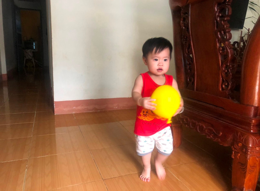 Bé Gia Hân-“trái ngọt” trong hành trình “tìm con” của vợ chồng chị N.T.H.L. (phường Phù Đổng, TP. Pleiku). Ảnh: Hồng Thương