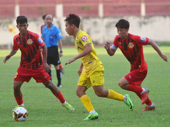 Phan Du Học (đỏ, trái) là hạt nhân U.19 Việt Nam được HLV Philippe Troussier nhắm kỹ BÁ DUY