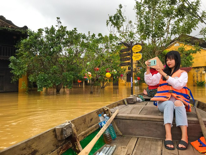 Du khách lưu lại những bức ảnh Hội An mùa nước lũ HUY ĐẠT