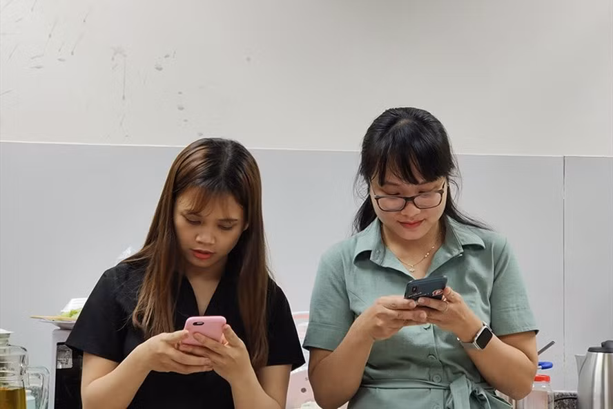 Người dùng smartphone tại Việt nam đang chiếm phần lớn, nhưng cũng còn hàng chục triệu người dùng các lọai điện thoại tính năng cơ bản. Ảnh: Thế Lâm.