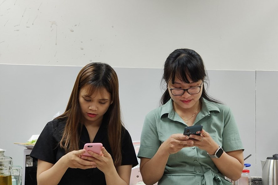 Người dùng smartphone tại Việt nam đang chiếm phần lớn, nhưng cũng còn hàng chục triệu người dùng các lọai điện thoại tính năng cơ bản. Ảnh: Thế Lâm.