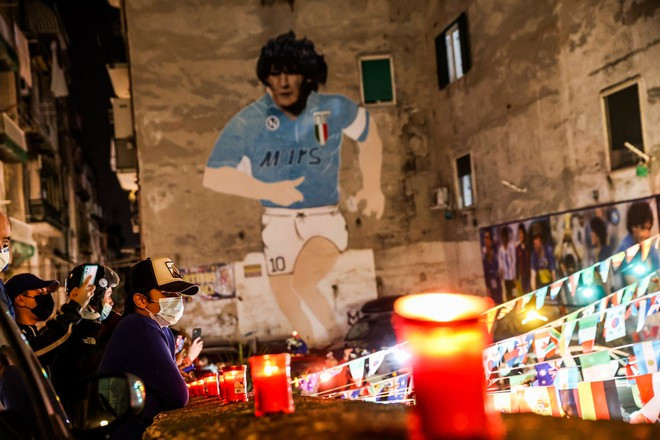 Người hâm mộ CLB Napoli (Ý) thắp nến tưởng niệm huyền thoại Diego Maradona - Ảnh: AFP