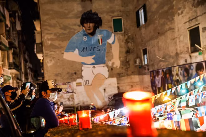Người hâm mộ CLB Napoli (Ý) thắp nến tưởng niệm huyền thoại Diego Maradona - Ảnh: AFP