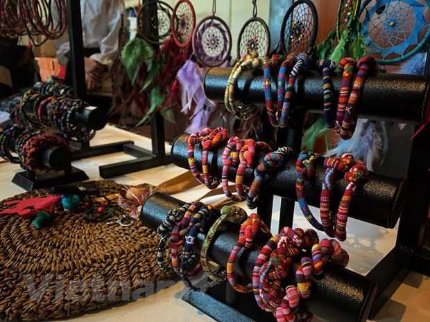 Một số sản phẩm thổ cẩm thủ công Đăk Nông được giới thiệu tại Hà Nội. (Ảnh: Mai Mai/Vietnam+)